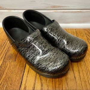 Dansko swirl pattern clogs - Size 40 black and metallic